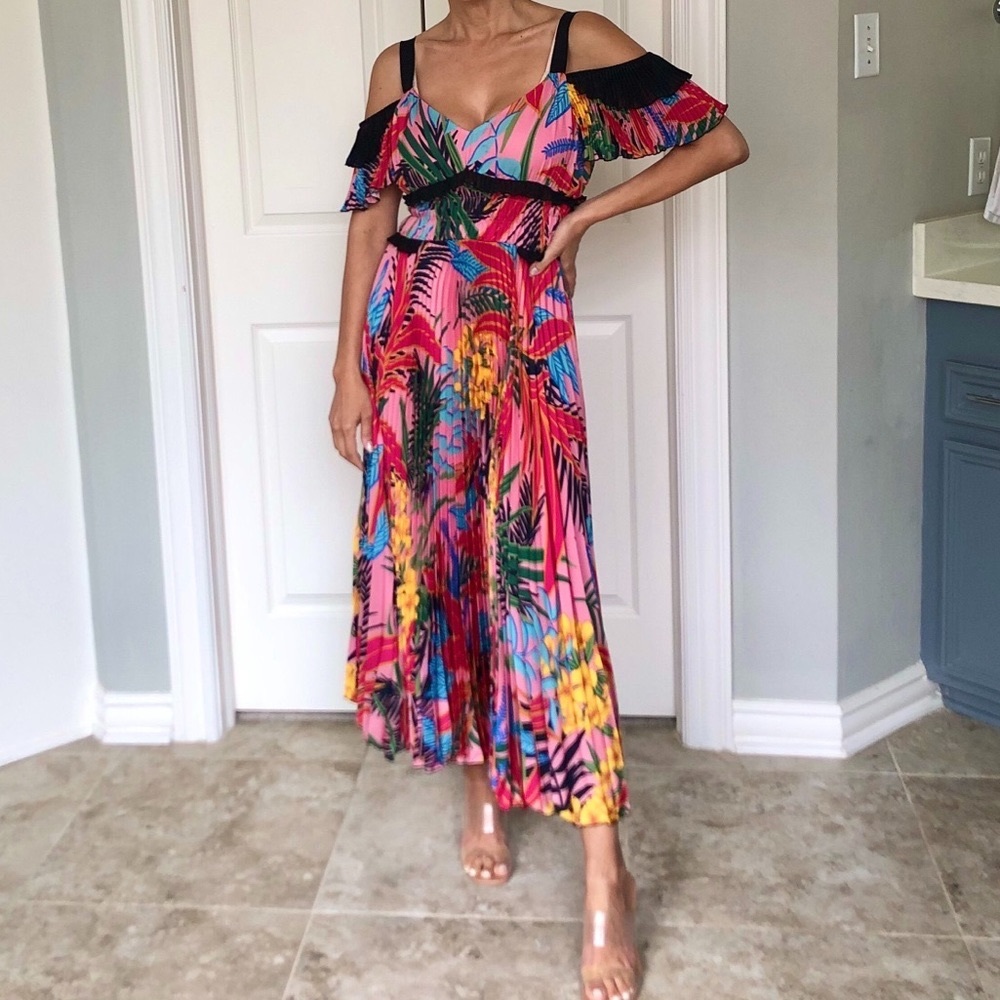NWT SFIZIO pleated midi dress.